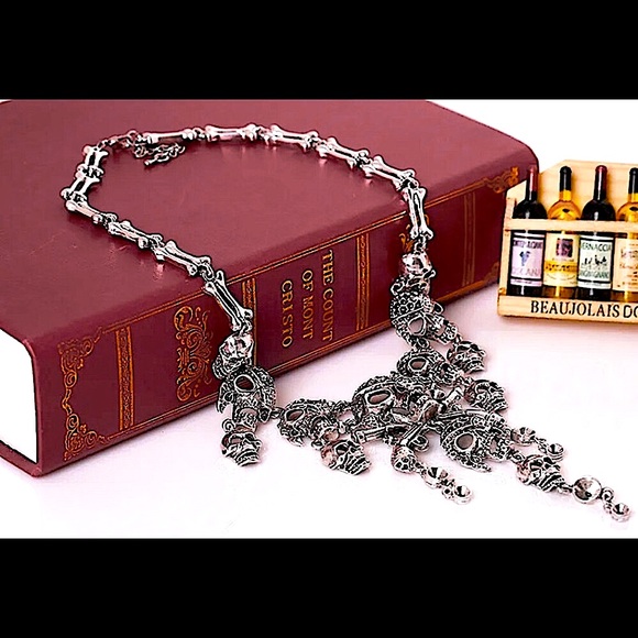 Silver skull☠️ statement necklace - Picture 7 of 10